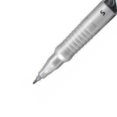 Närbild på spetsen av STABILO Write-4-all permanentpenna svart 0,4 mm