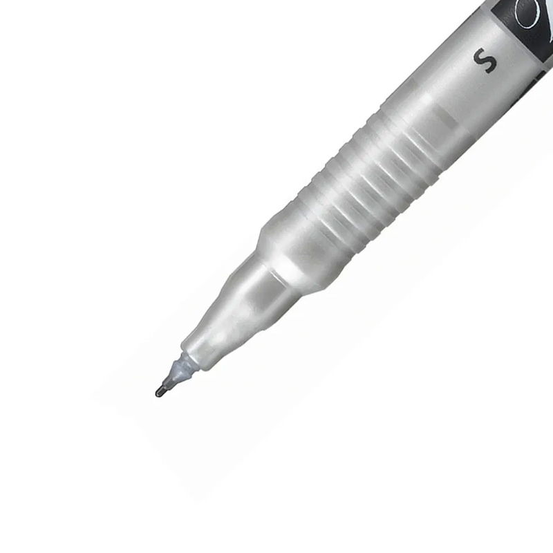 Närbild på spetsen av STABILO Write-4-all permanentpenna svart 0,4 mm