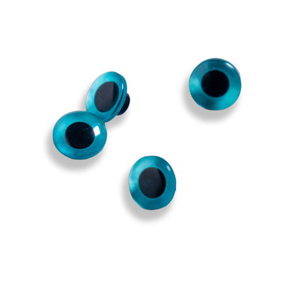 Knappögon blå 12 mm Blå knappögon 12 mm med svart mitt, baksidan har hål för fastsömnad"