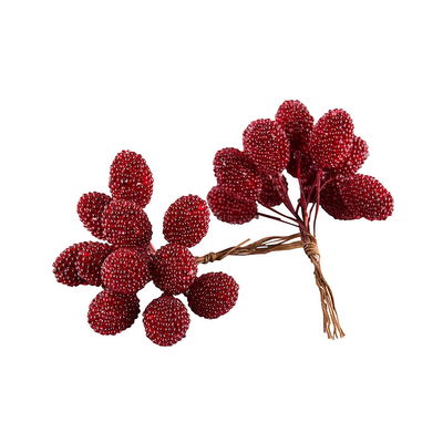 Röda dekorationsbjörnbär i plast på pinne