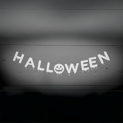 Halloween-girlang i vit kartong upphängd mot mörk vägg, 25 cm höga bokstäver
