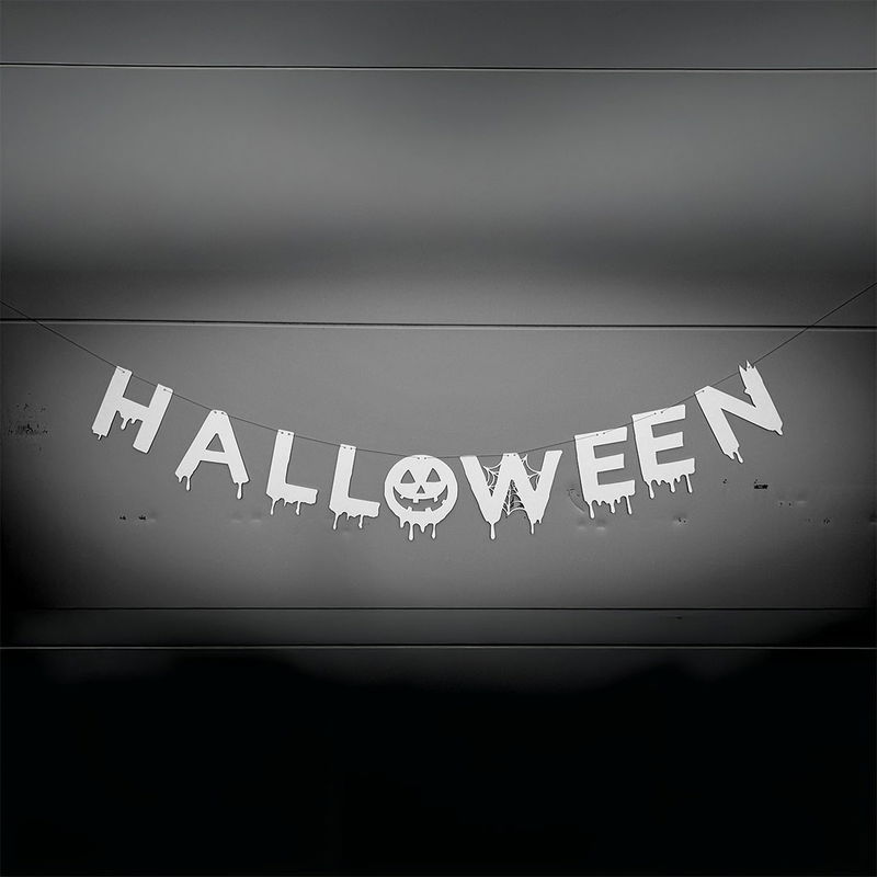Halloween-girlang i vit kartong upphängd mot mörk vägg, 25 cm höga bokstäver