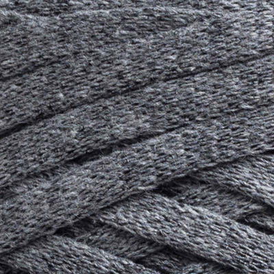Närbild på garnet Shifting Grey i färgen Grå ur serien Ribbon Blandgarn av Svarta Fåret