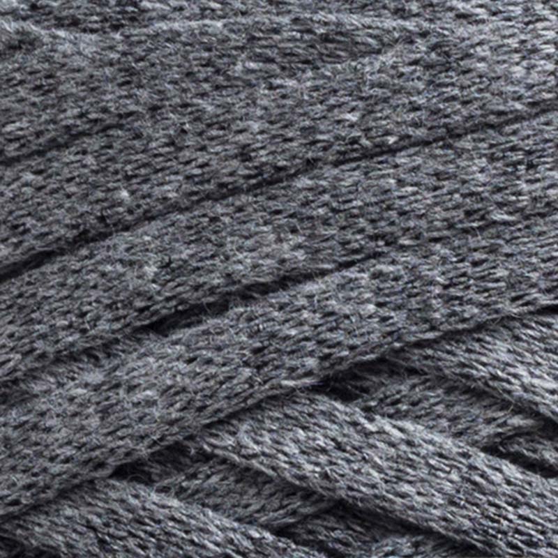 Närbild på garnet Shifting Grey i färgen Grå ur serien Ribbon Blandgarn av Svarta Fåret