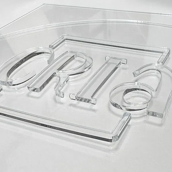 Plexiglas med Crias logga utskuren i lasermaskin