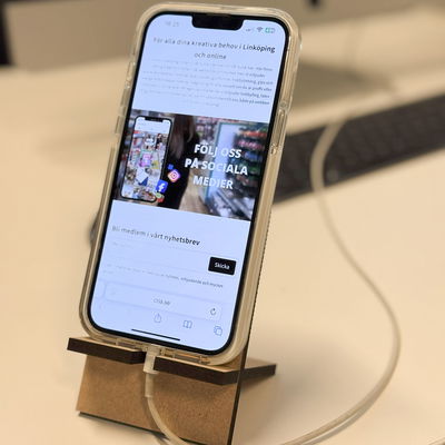 Mobil, iphone pro max, i mobilställ av MDF med sladduttag