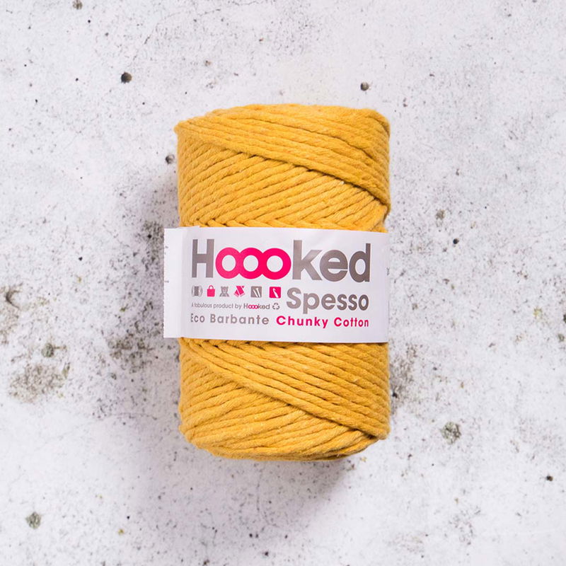Curry Hoooked Spesso Chunky Cotton 500g garnnystan på betongbakgrund
