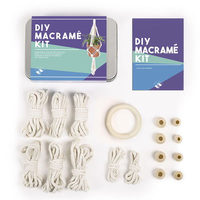 Innehåll i DIY Makramé Kit med snören, pärlor, ring och instruktioner