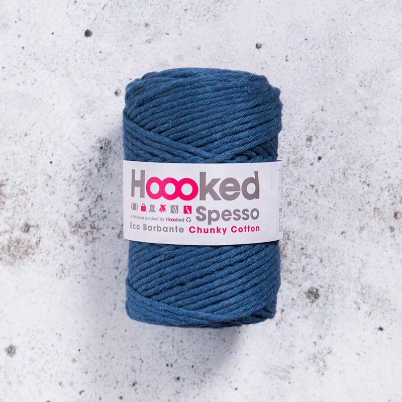 Petrol Hoooked Spesso Chunky Cotton 500g garnnystan på betongbakgrund