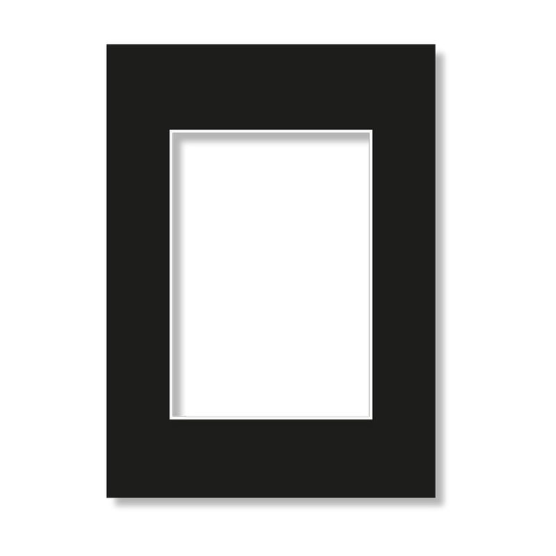 Svart standardpassepartout i format 42x59,4 cm med rektangulär öppning