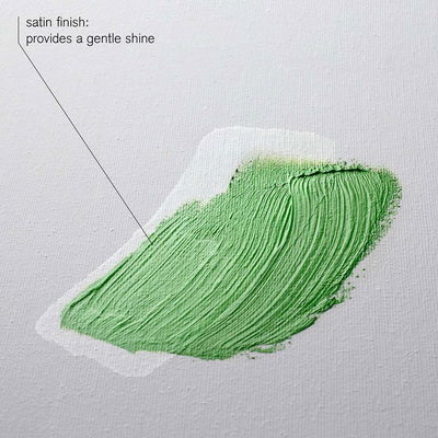 Grön färg med satinfinish som ger ett mjukt skimmer, visad på målarduk W&N Professional Satin Varnish.