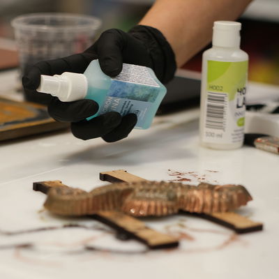 Blågrön patina sprayas på kopparfärg