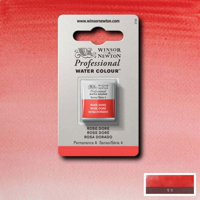 Winsor & Newton Professional Water Colour Rose Dore i halvkopp som visas mot målad bakgrund i samma färg.