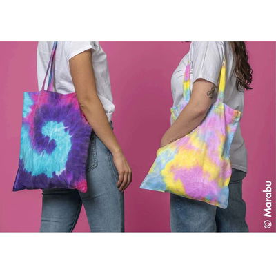 Två tygkassar i tie-dye, en i lila och turkos spiral och en i gula, rosa och blå pastellfärger.