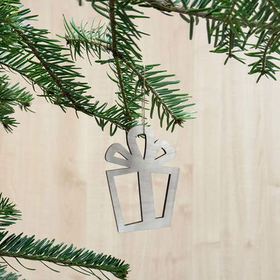 Julgranshänge Paket i trä, stilren dekoration i naturmaterial Trähänge i form av ett paket i björkplywood, upphängt i en grön julgran i naturligt utförande.