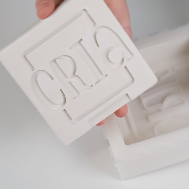 Crialogga gjuten i en gjutform av RTV-silikon