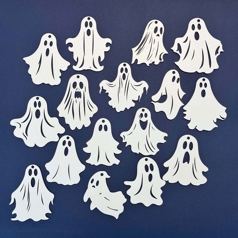Vitmålade läskiga halloween-spöken mot blå bakgrund. Alla spöken har olika ansiktsuttryck.