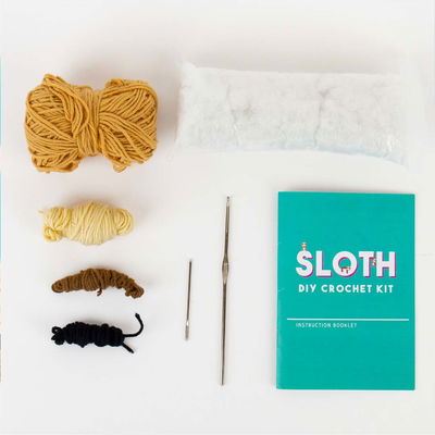 DIY-Kit Virkning Sengångare innehåller virknål, 4 garnfärger, fyllning, broderinål och instruktioner