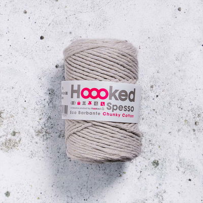Biscuit Hoooked Spesso Chunky Cotton 500g garnnystan på betongbakgrund