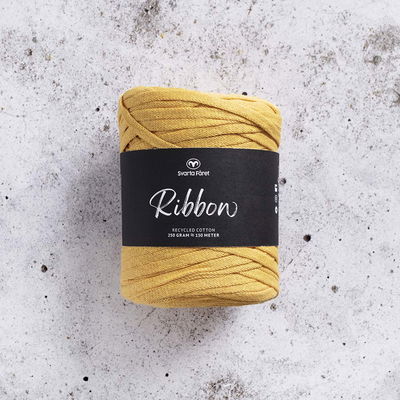Ribbon Blandgarn, tubgarn, i färgen Dandelion Yellow från Svarta fåret