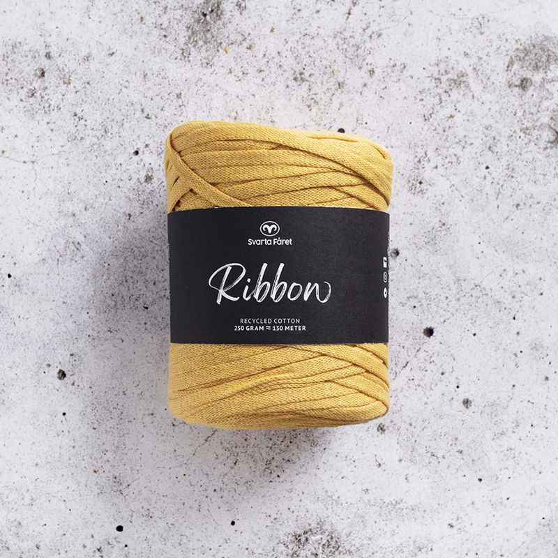 Ribbon Blandgarn, tubgarn, i färgen Dandelion Yellow från Svarta fåret