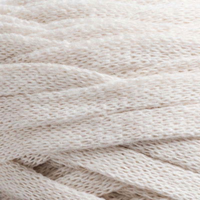 Närbild på garnet Natural White i färgen Naturvit ur serien Ribbon Blandgarn av Svarta Fåret