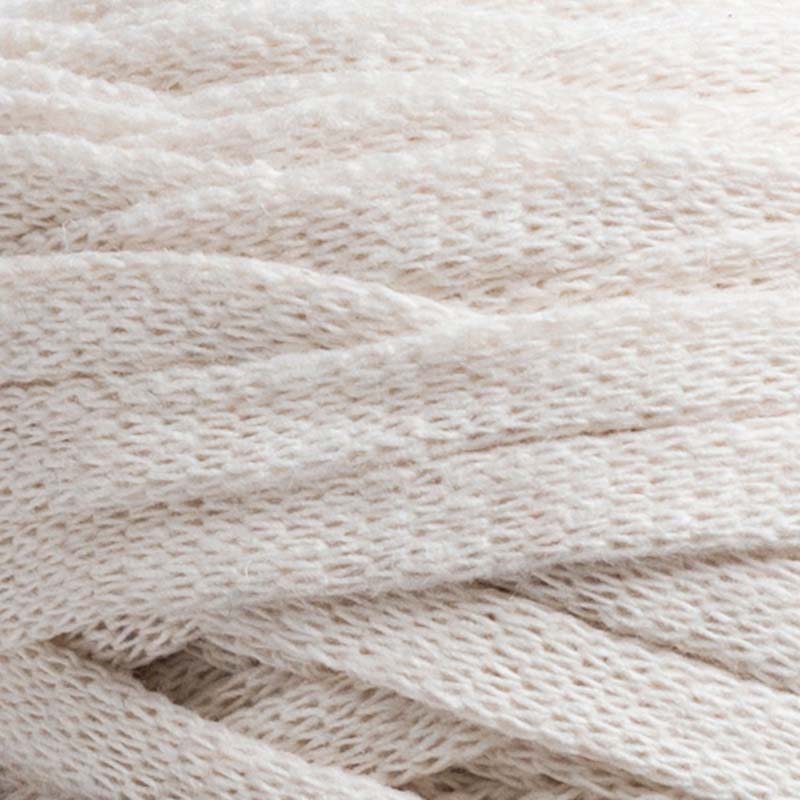 Närbild på garnet Natural White i färgen Naturvit ur serien Ribbon Blandgarn av Svarta Fåret
