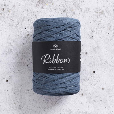 Ribbon Blandgarn, tubgarn, i färgen Demin Blue från Svarta fåret