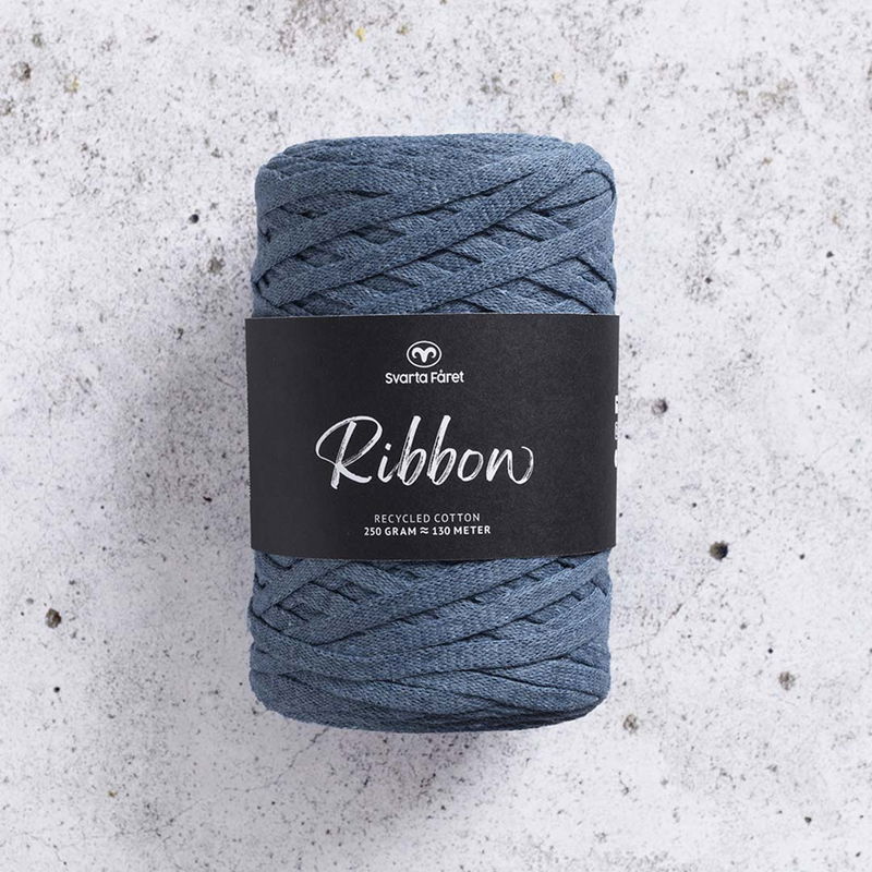 Ribbon Blandgarn, tubgarn, i färgen Demin Blue från Svarta fåret