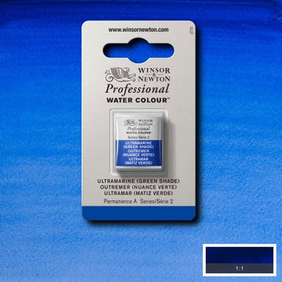 Winsor & Newton Professional Water Colour Ultramarine (Green Shade) i halvkopp som visas mot målad bakgrund i samma färg.