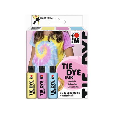 Förpackning av Marabu Tie Dye Ink Set Pastel med tre flaskor à 80 ml och bild på pastellfärgad t-shirt