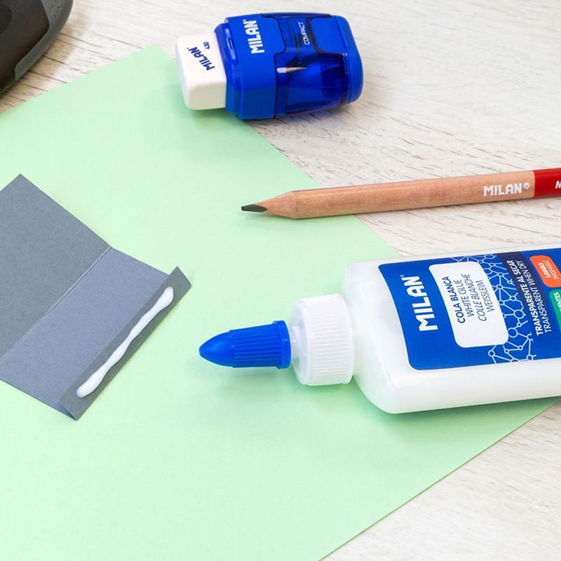 Milan skollim på skrivbord med pysselmaterial runtom