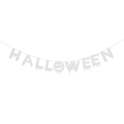 Frilagd produktbild av stor vit halloween-girlang med bokstäverna HALLOWEEN på snöre 1,6-2 meter