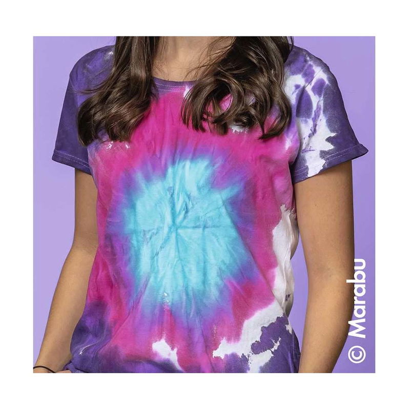T-shirt med tie-dye mönster i lila, rosa och turkos, buren av modell.