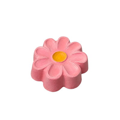 Gjuten blomma med åtta kronblad målad i rosa med gul mitt, gjord i gjutform