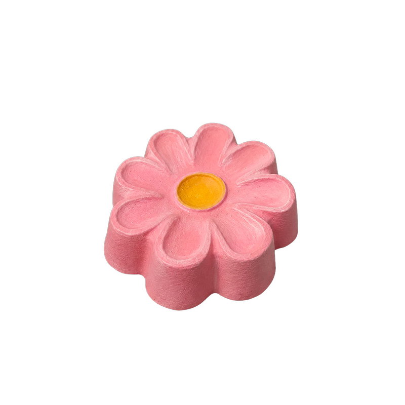 Gjuten blomma med åtta kronblad målad i rosa med gul mitt, gjord i gjutform