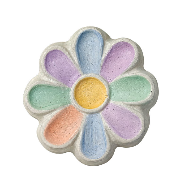 Gjuten blomma med åtta kronblad målad i pastellfärger efter gjutning