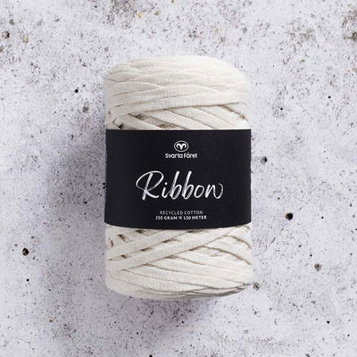 Ribbon Blandgarn, tubgarn, i färgen Natural White från Svarta fåret