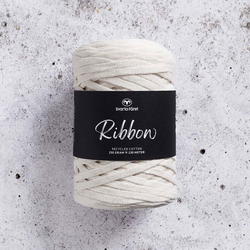 Ribbon Blandgarn, tubgarn, i färgen Natural White från Svarta fåret