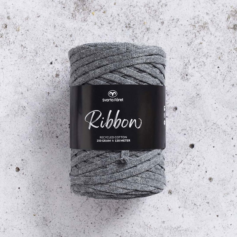 Ribbon Blandgarn, tubgarn, i färgen Shifting Grey från Svarta fåret