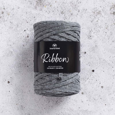 Ribbon blandgarn Grått Ribbon Blandgarn, tubgarn, i färgen Shifting Grey från Svarta fåret