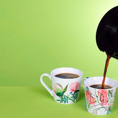 Edding porslinspennor målade med akvarelleffekt på två kaffemuggar. Värmetåliga