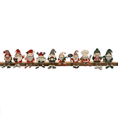 Alla tio tomtar i serien, Tomte på en kant. Samlingsbild där alla charmiga tomtar sitter på en pinne.