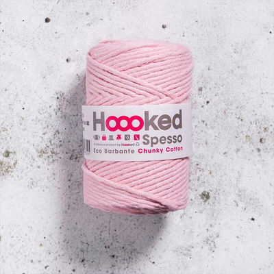 Blossom Hoooked Spesso Chunky Cotton 500g garnnystan på betongbakgrund