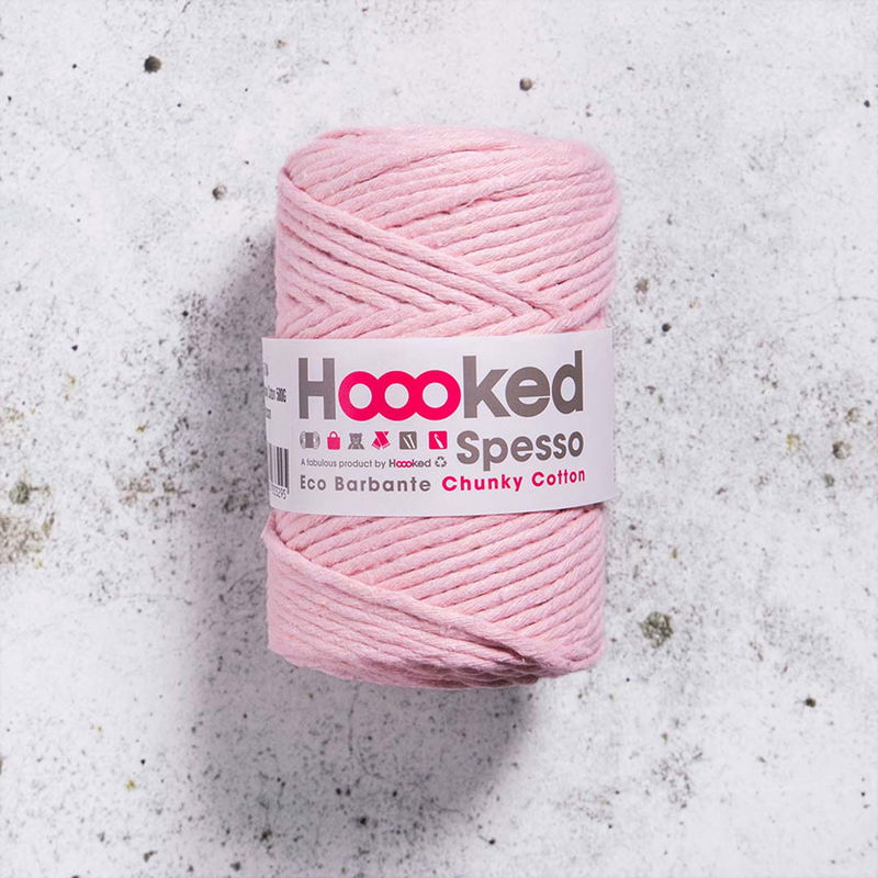 Blossom Hoooked Spesso Chunky Cotton 500g garnnystan på betongbakgrund