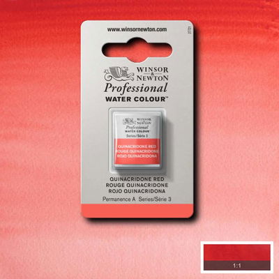 Winsor & Newton Professional Water Colour Quinacridone Red i halvkopp som visas mot målad bakgrund i samma färg.