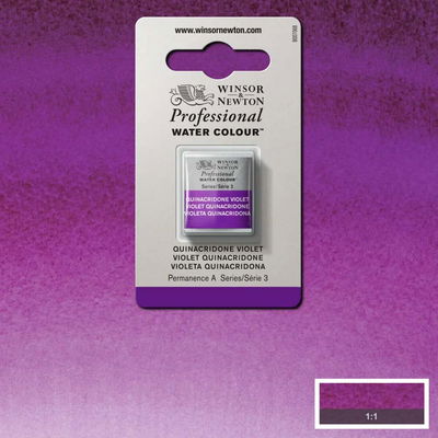 Winsor & Newton Professional Water Colour Quinacridone Violet i halvkopp som visas mot målad bakgrund i samma färg.