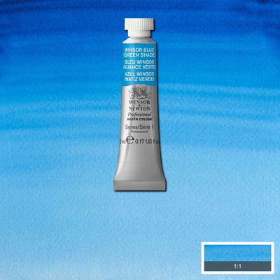 Färgprov och förpackning, Winsor Blue (Green Shade) i 5 ml tub Winsor & Newton Professional Water Colour Winsor Blue (Green Shade) i 5 ml tub som visas mot målad bakgrund i samma färg.