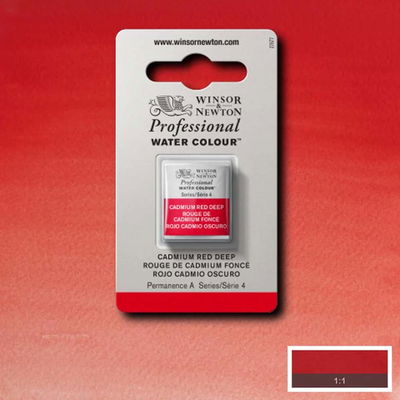 Färgprov och förpackning, Cadmium Red Deep halvkopp Winsor & Newton Professional Water Colour Cadmium Red Deep i halvkopp som visas mot målad bakgrund i samma färg.