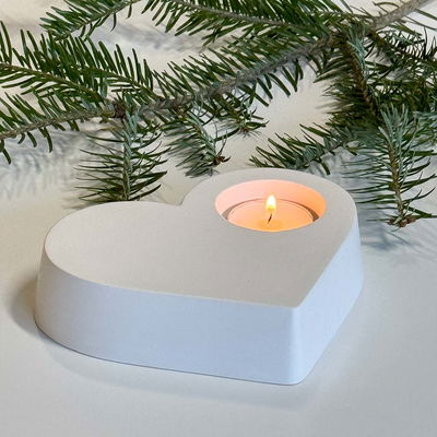 Hjärtformad ljushållare i Formgips Hjärtformat ljushjärta gjuten i Formgips med tänt värmeljus